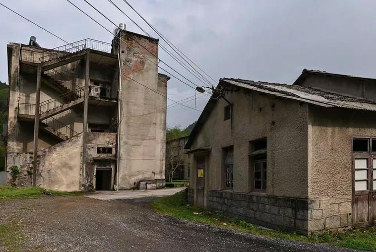 在德山里最里面的工厂,工人休假日要翻山走小路到双河镇买农副产品
